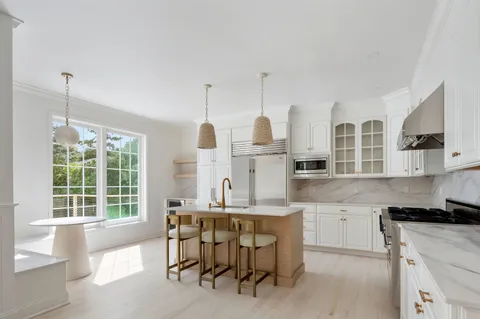 $3,295,000 | 286 Montauk Highway, Southampton, NY 11968