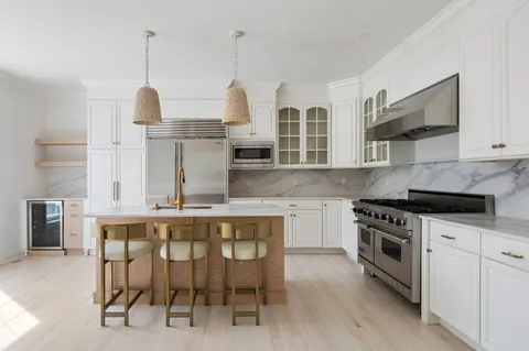 $3,295,000 | 286 Montauk Highway, Southampton, NY 11968