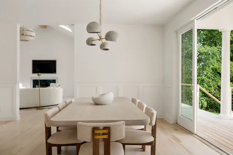 $3,295,000 | 286 Montauk Highway, Southampton, NY 11968