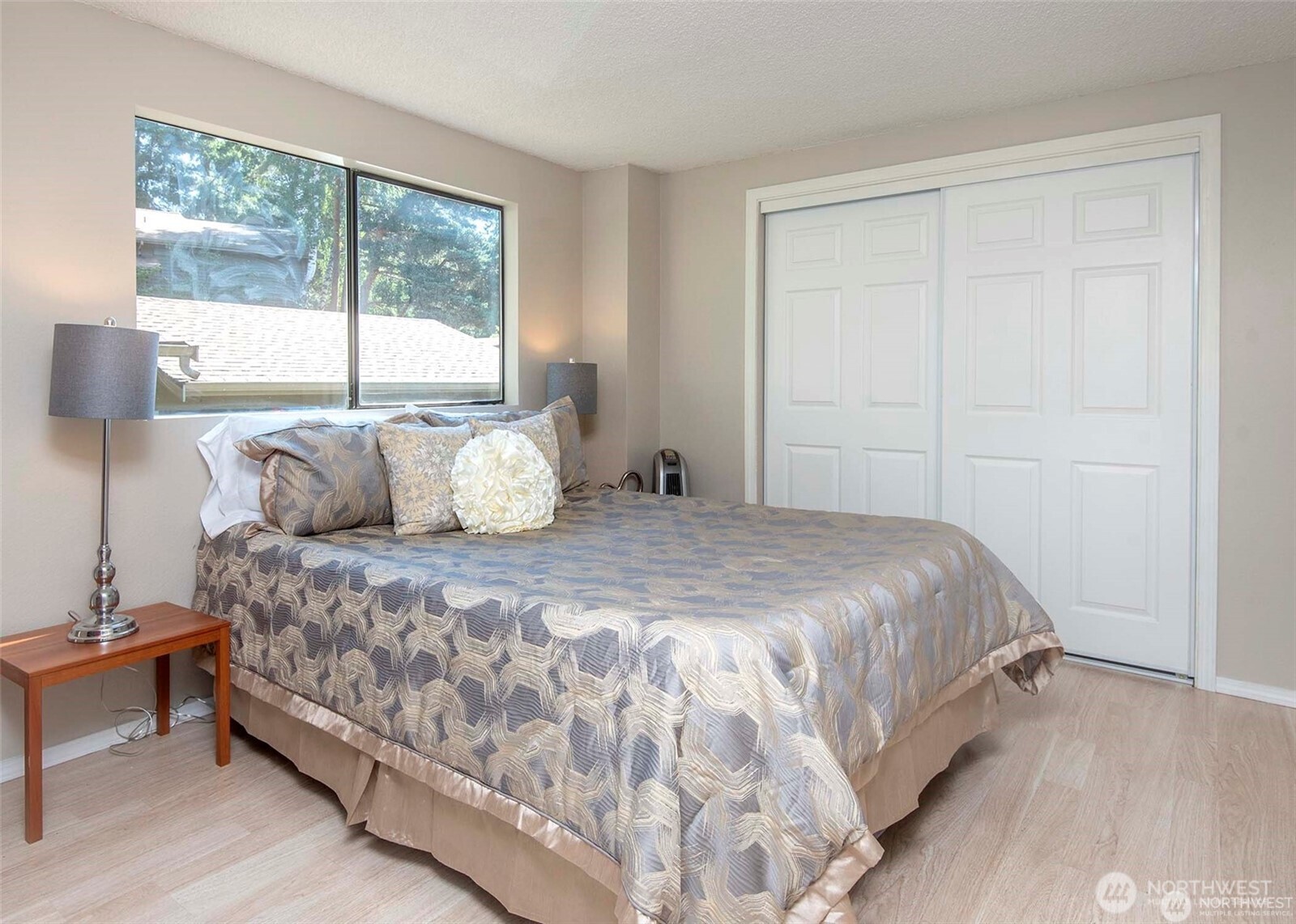 134 Southwest 116th Street, Unit H21 Seattle, WA 98146 - Photo 12 of 16 a bedroom with a bed and window