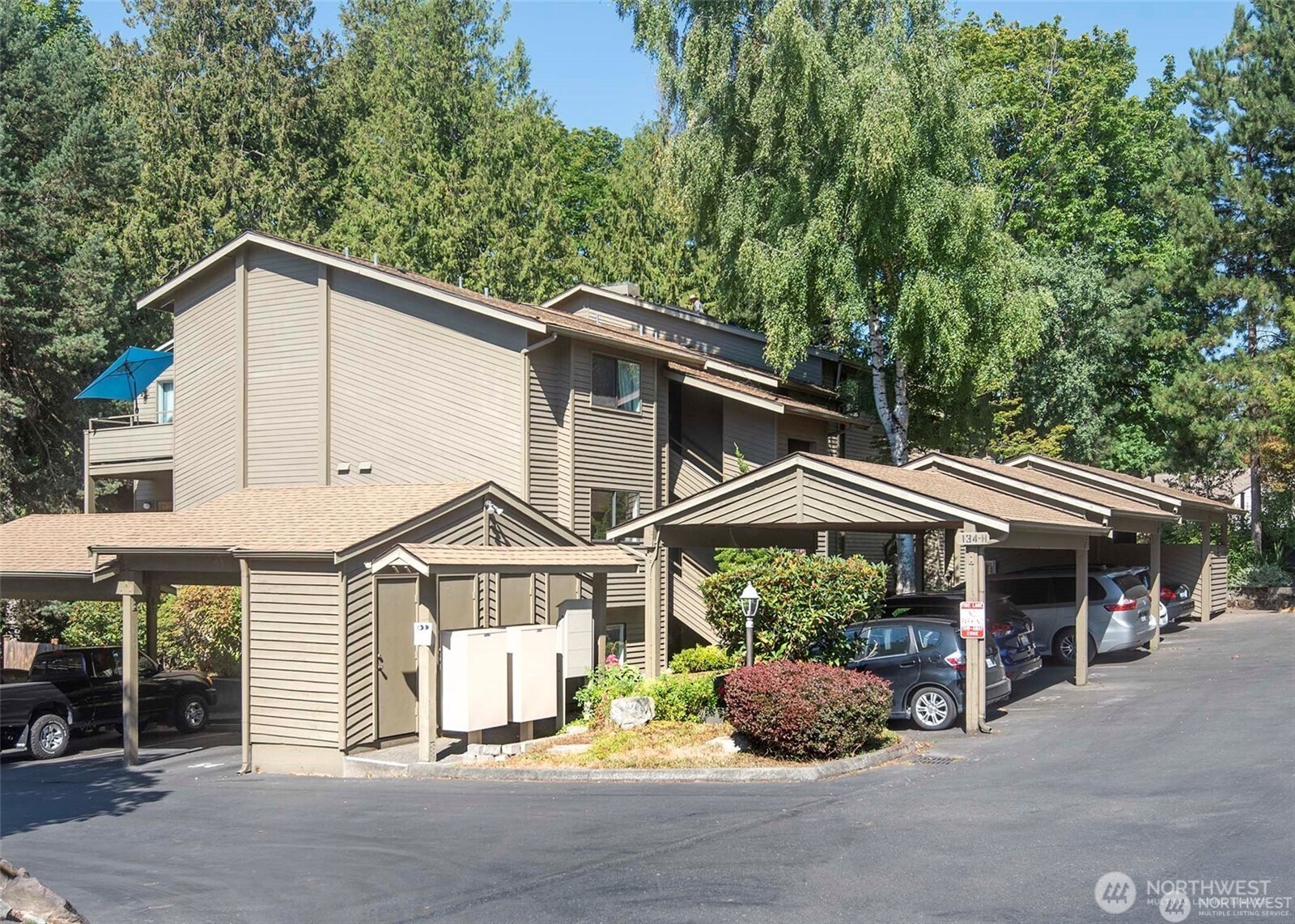 134 Southwest 116th Street, Unit H21 Seattle, WA 98146 - Photo 2 of 16 a front view of a house with a garden