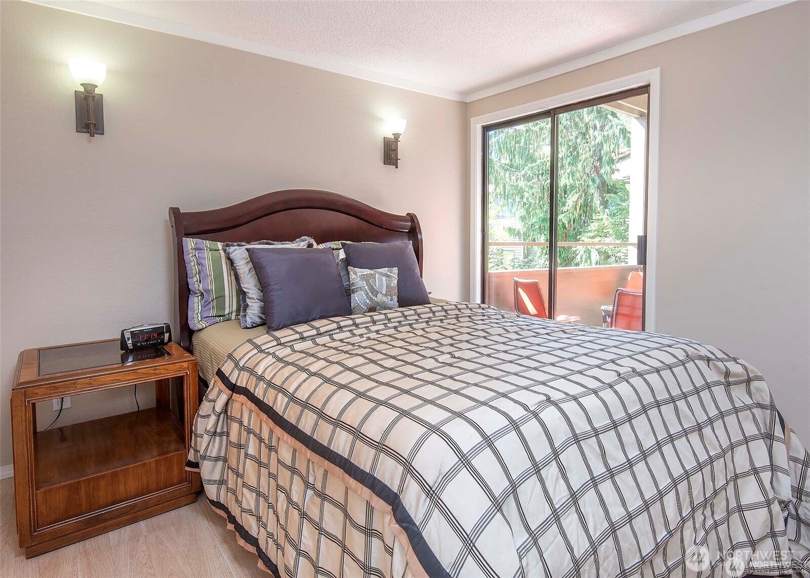 134 Southwest 116th Street, Unit H21 Seattle, WA 98146 - Photo 8 of 16 a bedroom with a bed and a lamp