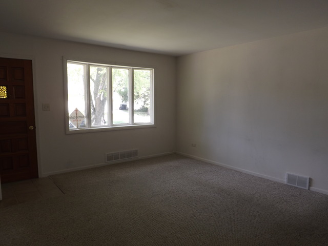 2411 West Cheyenne Road Waukegan, IL 60087 - Photo 5 of 18 an empty room with a window