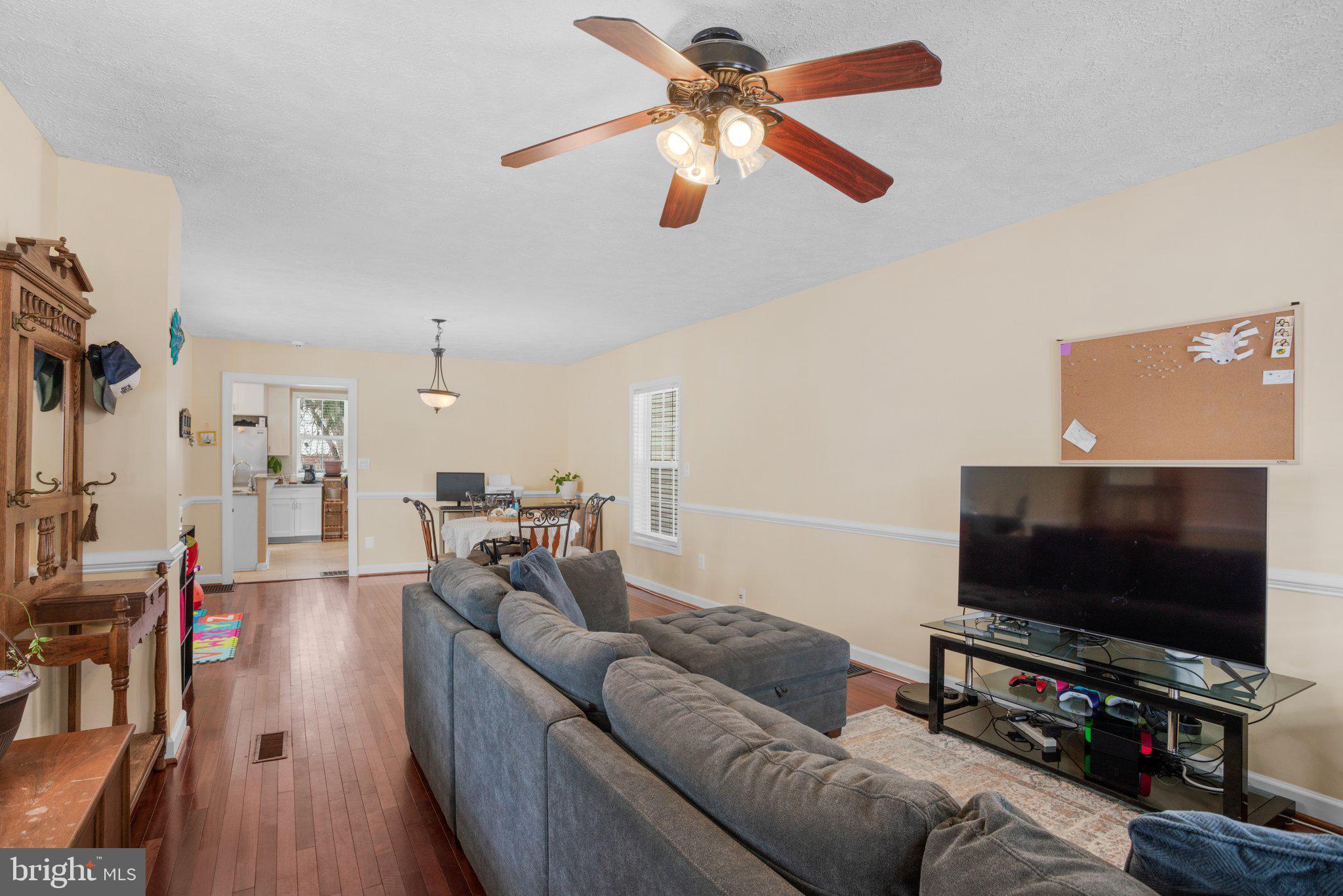 3604 Hineline Road Baltimore, MD 21229 - Photo 4 of 36 Living Room/Dining Room Combo
