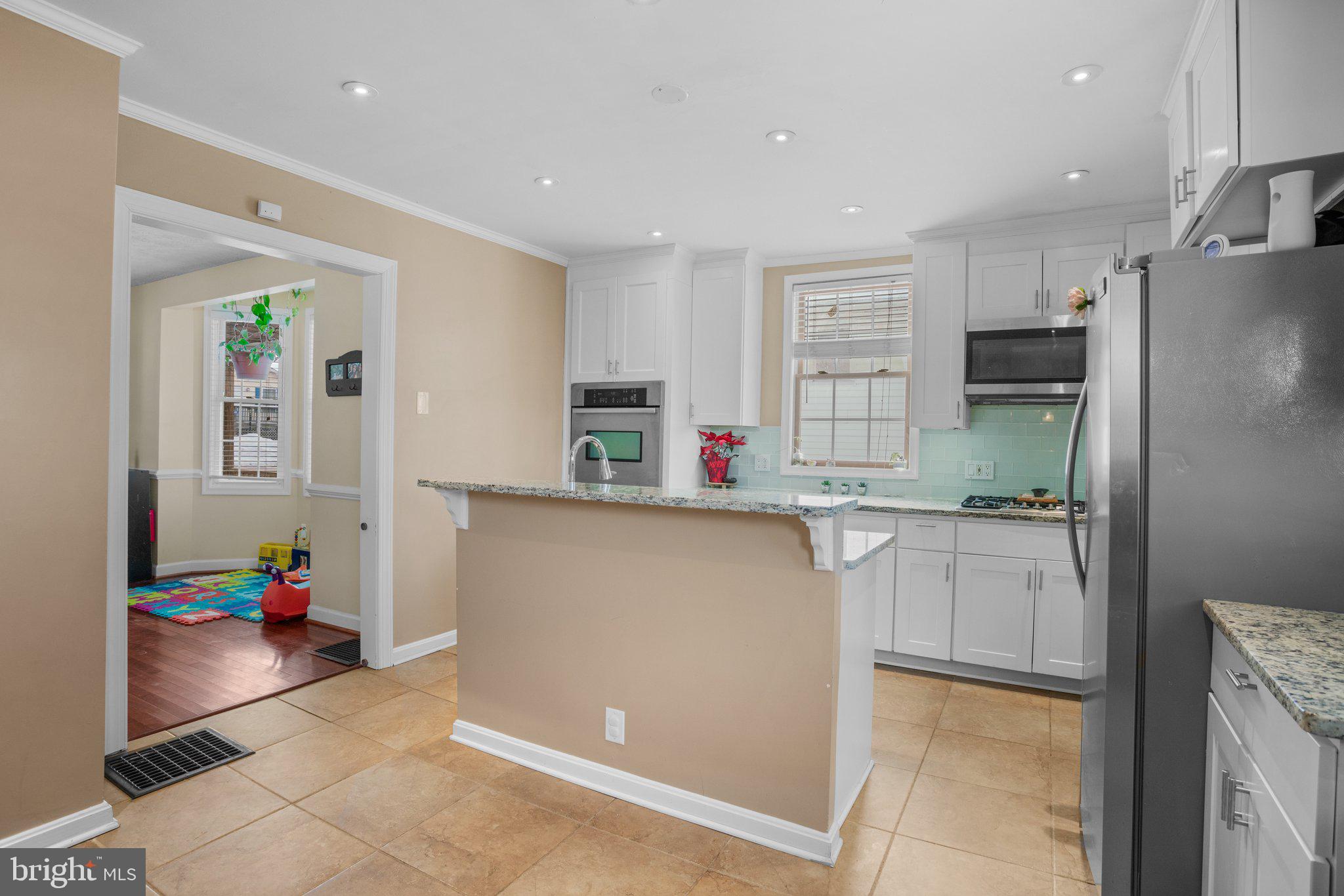 3604 Hineline Road Baltimore, MD 21229 - Photo 10 of 36 Kitchen w/ Prep Island and Seating