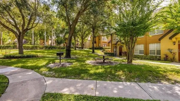 a view of yard with tree