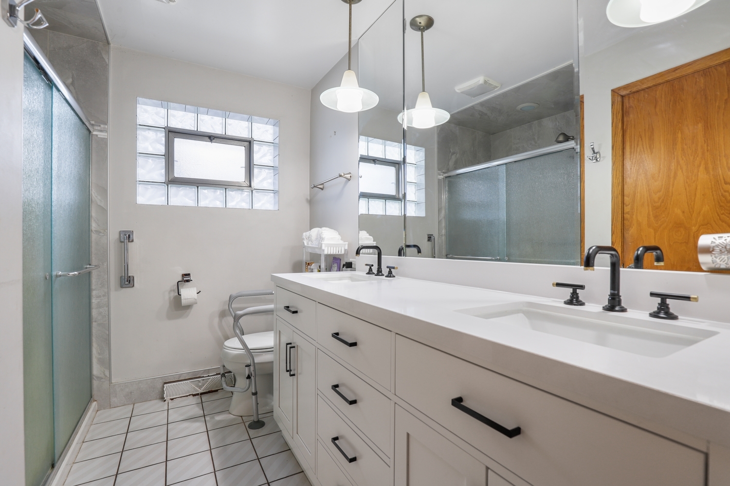 11S450 Carpenter Street Lemont, IL 60439 - Photo 9 of 29 a bathroom with a sink toilet and shower