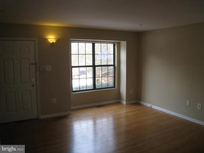 20411 Boulder Ridge Terrace Gaithersburg, MD 20882 - Photo 4 of 22 Living Room