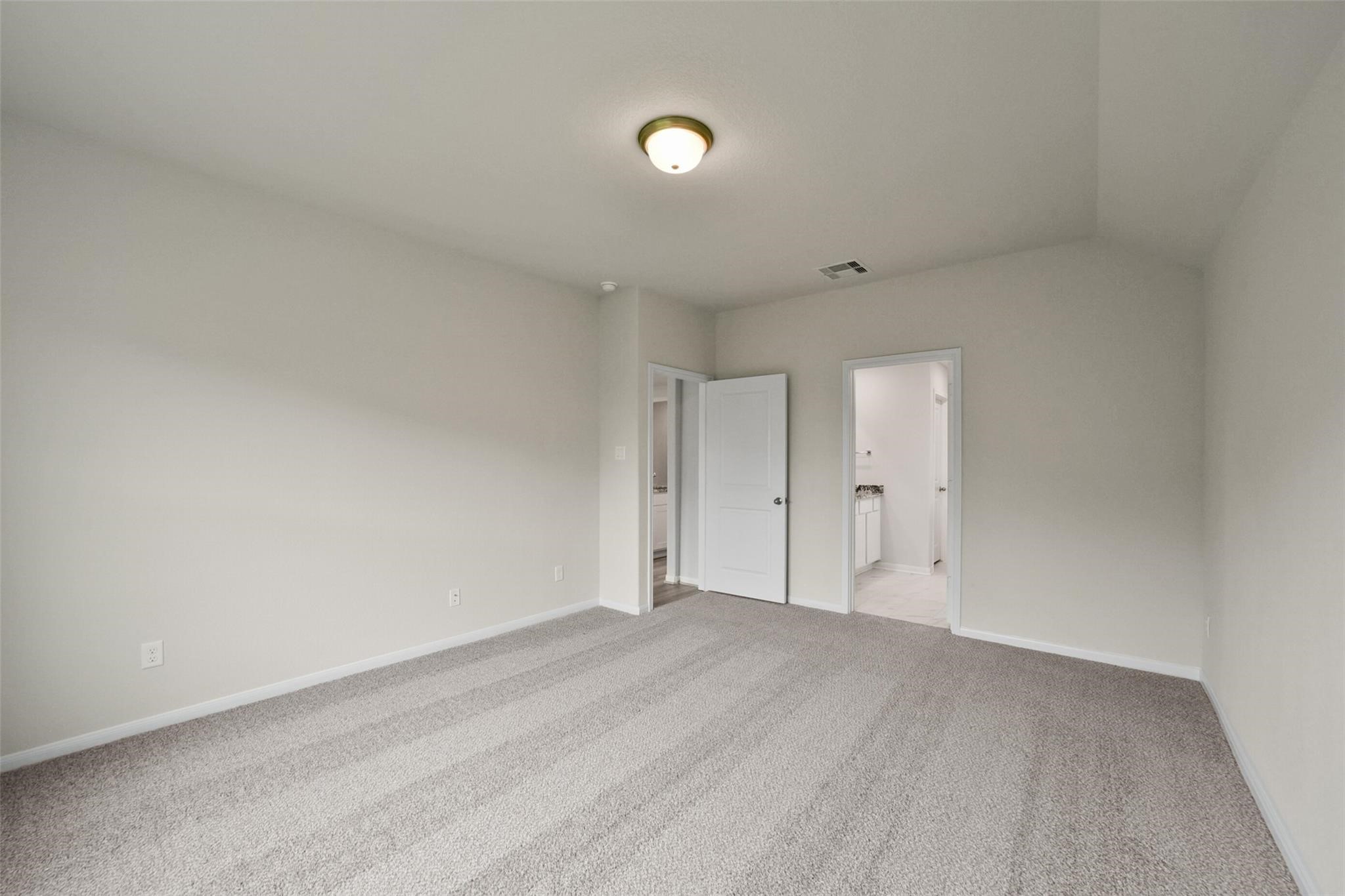 10522 Plumas Run Drive Rosharon, TX 77583 - Photo 13 of 29 Sun-lit, versatile room with plush carpeting—perfect for a bedroom or home office.