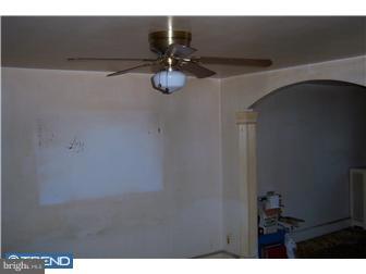 633 Copley Road Upper Darby, PA 19082 - Photo 3 of 8 Living Room