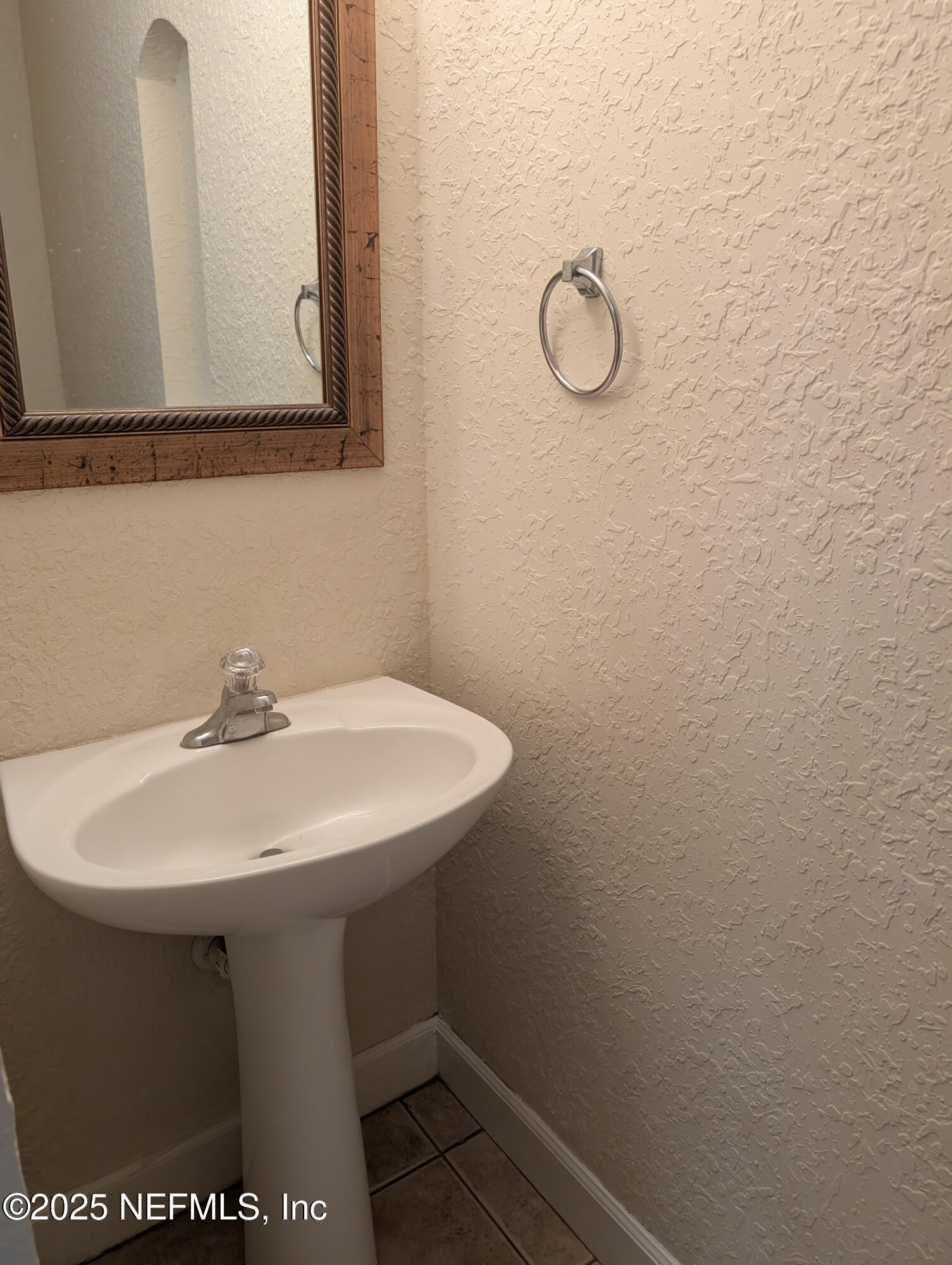 1811 Lago Del Sur Drive Middleburg, FL 32068 - Photo 5 of 10 a bathroom with a sink and mirror