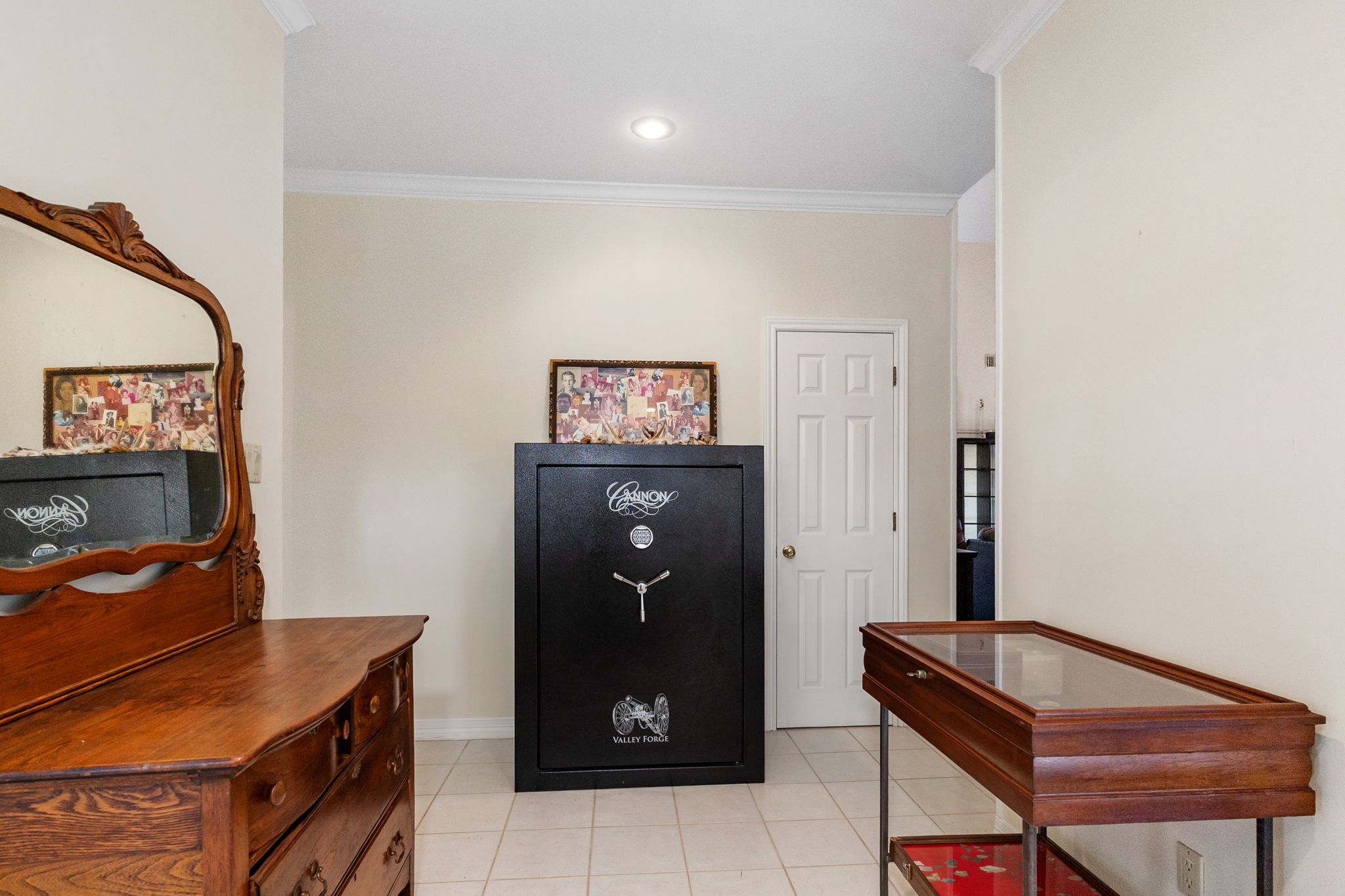 9139 Highway 94 Groveton, TX 75845 - Photo 17 of 49 a view of a hallway with furniture