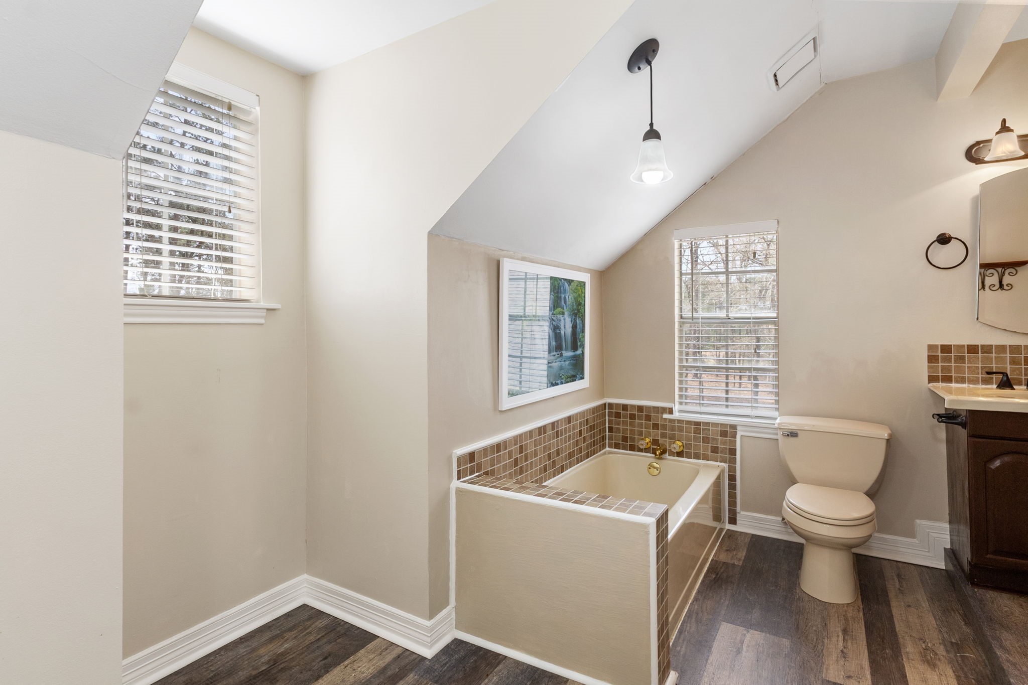 9139 Highway 94 Groveton, TX 75845 - Photo 41 of 49 a bathroom with a sink a toilet and bathtub