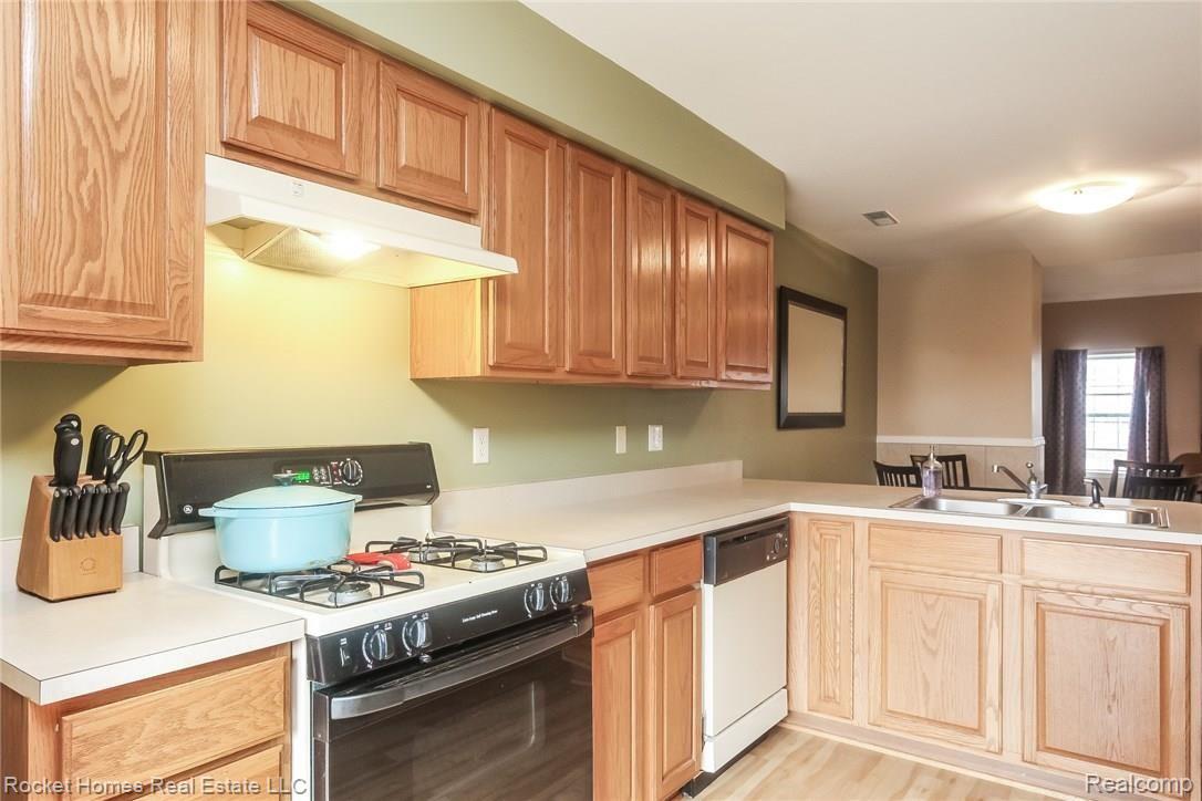 4305 Schaefer Road Dearborn, MI 48126 - Photo 10 of 27 011-Kitchen-5647403-medium.jpg