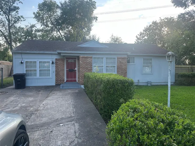 a view of a house with a backyard