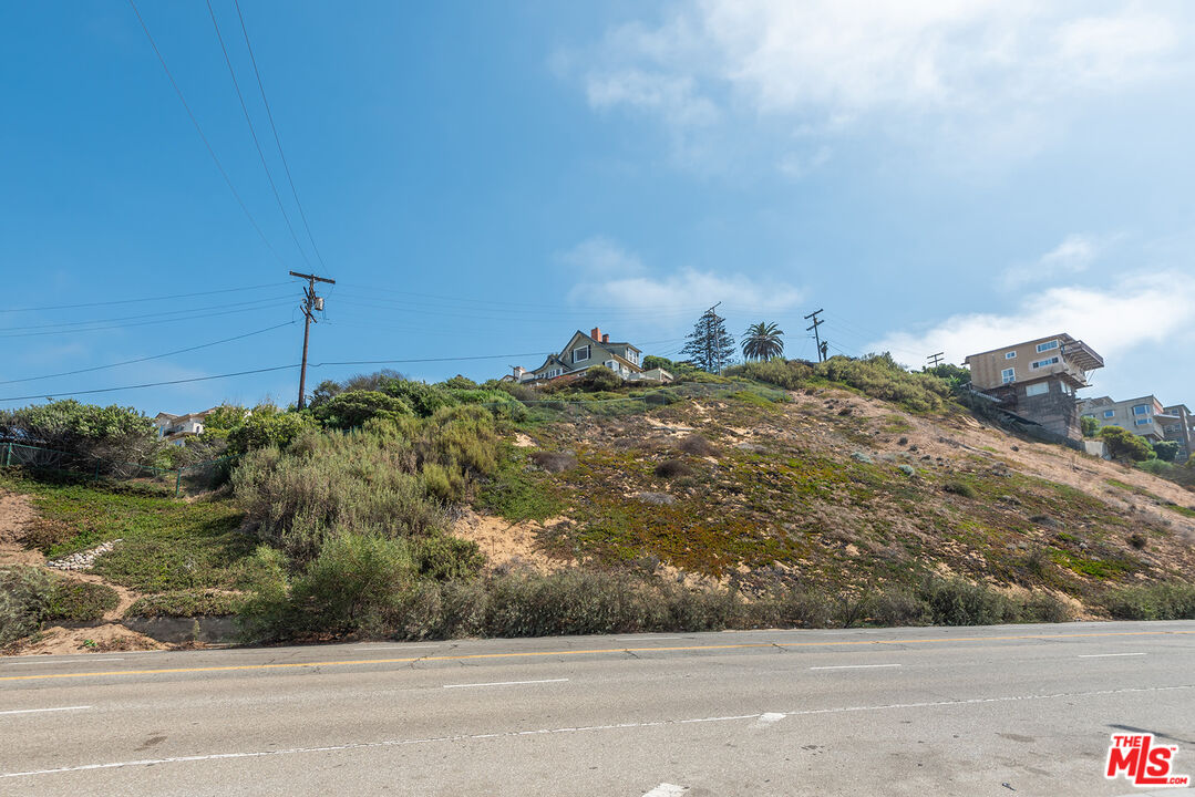 6916 Vista Del Mar Playa del Rey, CA 90293 - Photo 3 of 51 a view of a dry yard with wooden fence
