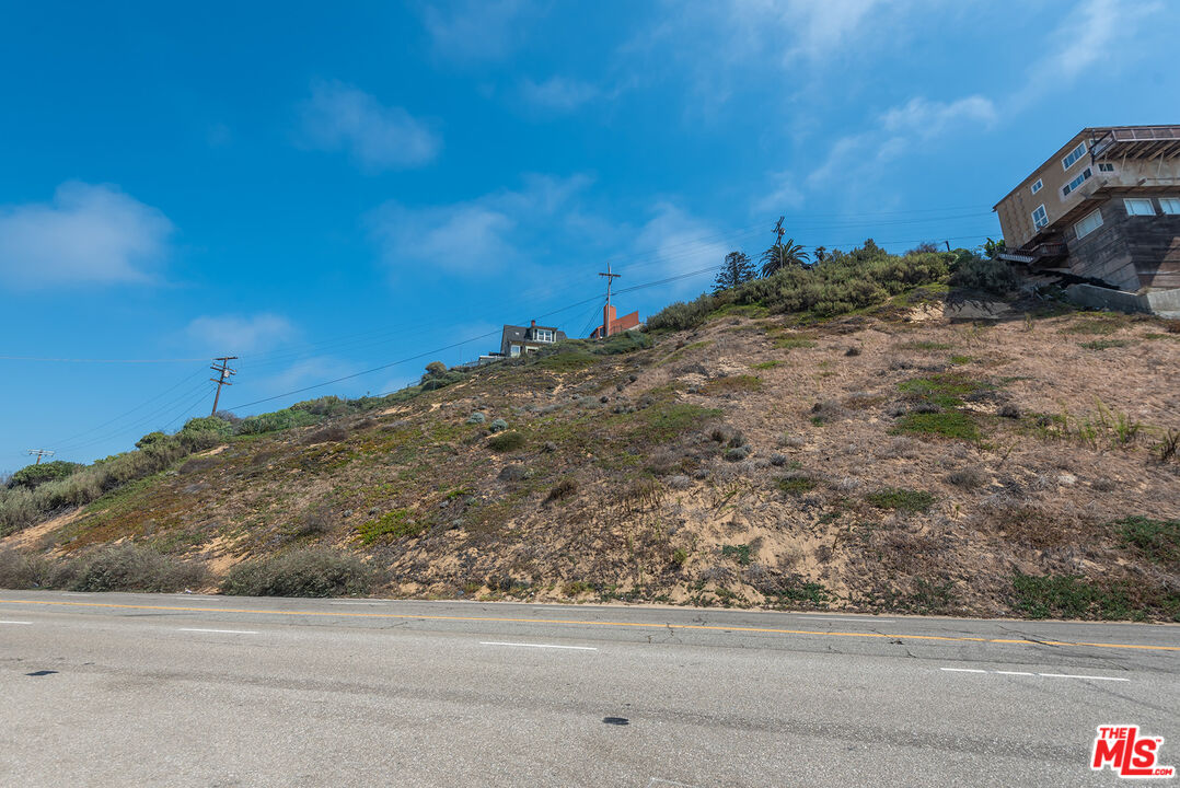 6916 Vista Del Mar Playa del Rey, CA 90293 - Photo 36 of 51 a view of a road with a yard