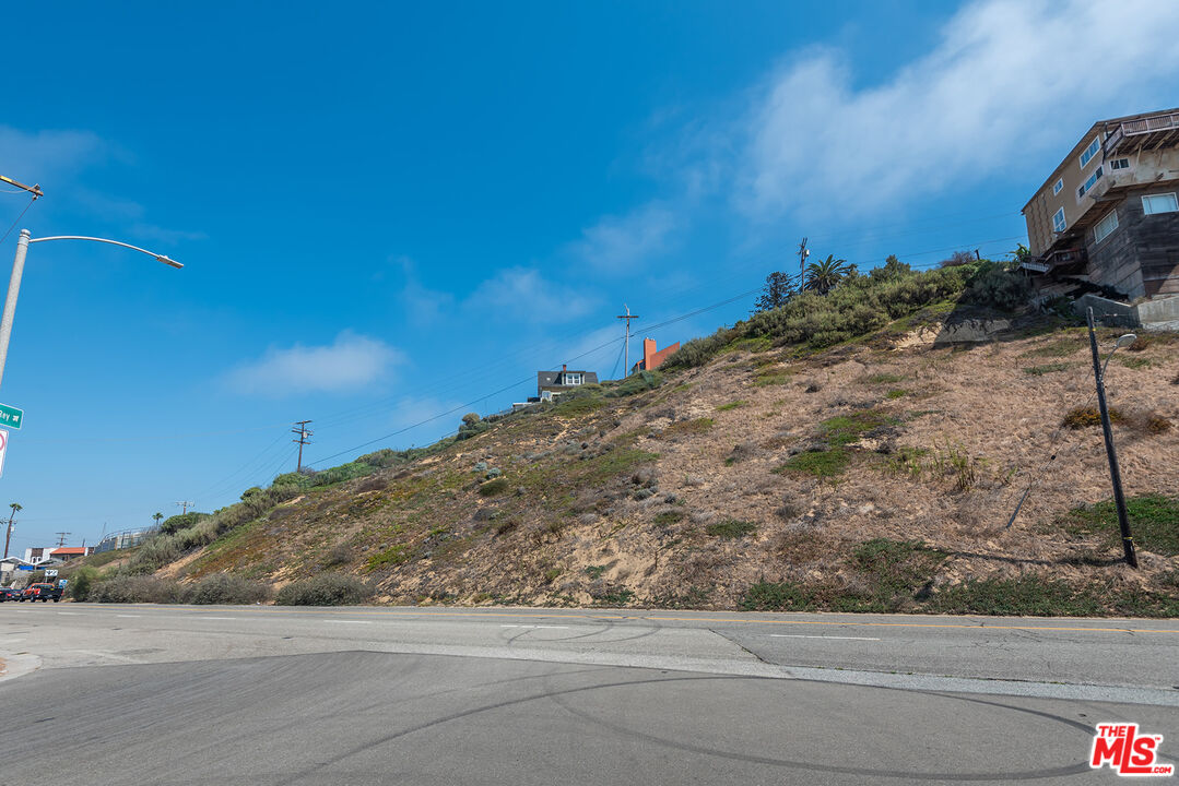 6916 Vista Del Mar Playa del Rey, CA 90293 - Photo 38 of 51 a view of a pathway both side of a road