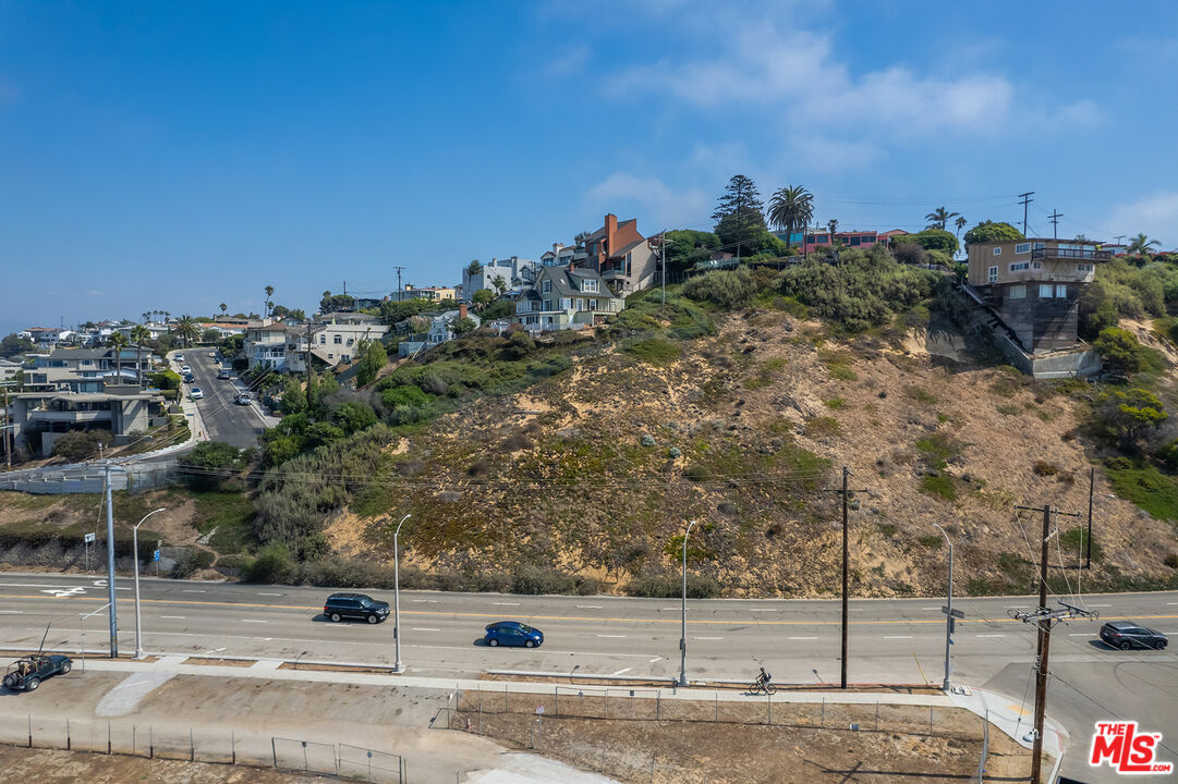 6916 Vista Del Mar Playa del Rey, CA 90293 - Photo 4 of 51 a view of a yard