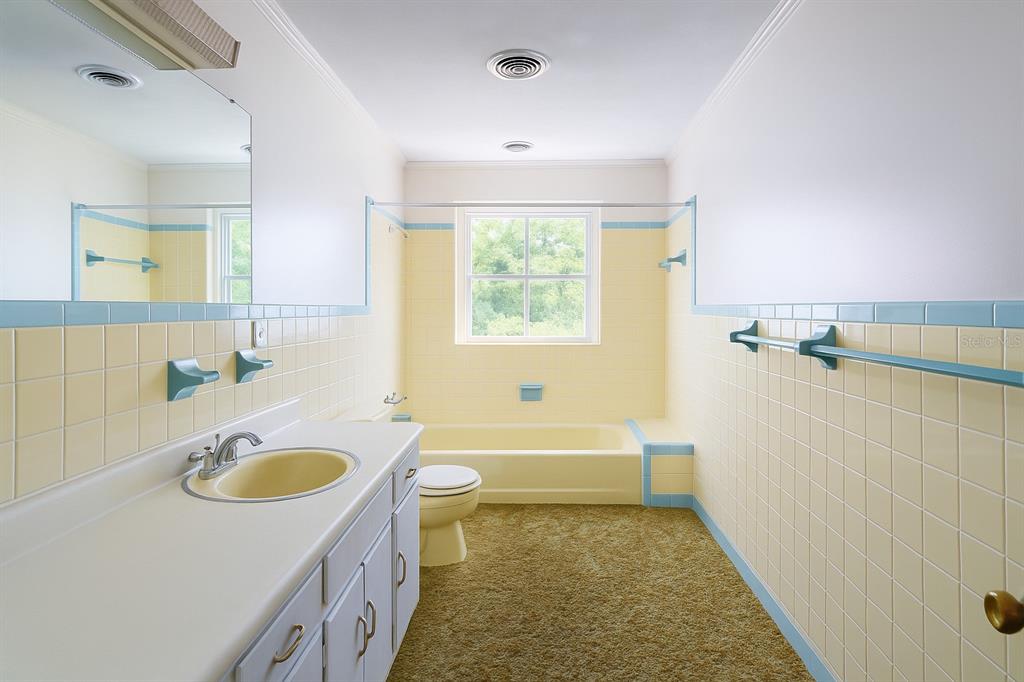 530 Southwest 23rd Avenue Ocala, FL 34471 - Photo 16 of 26 a bathroom with a tub a sink a mirror and a shower