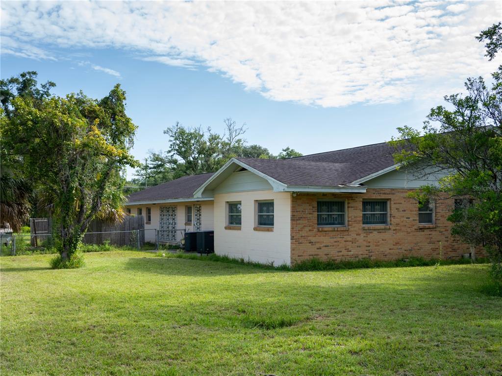 530 Southwest 23rd Avenue Ocala, FL 34471 - Photo 20 of 26 a front view of house with yard and green space