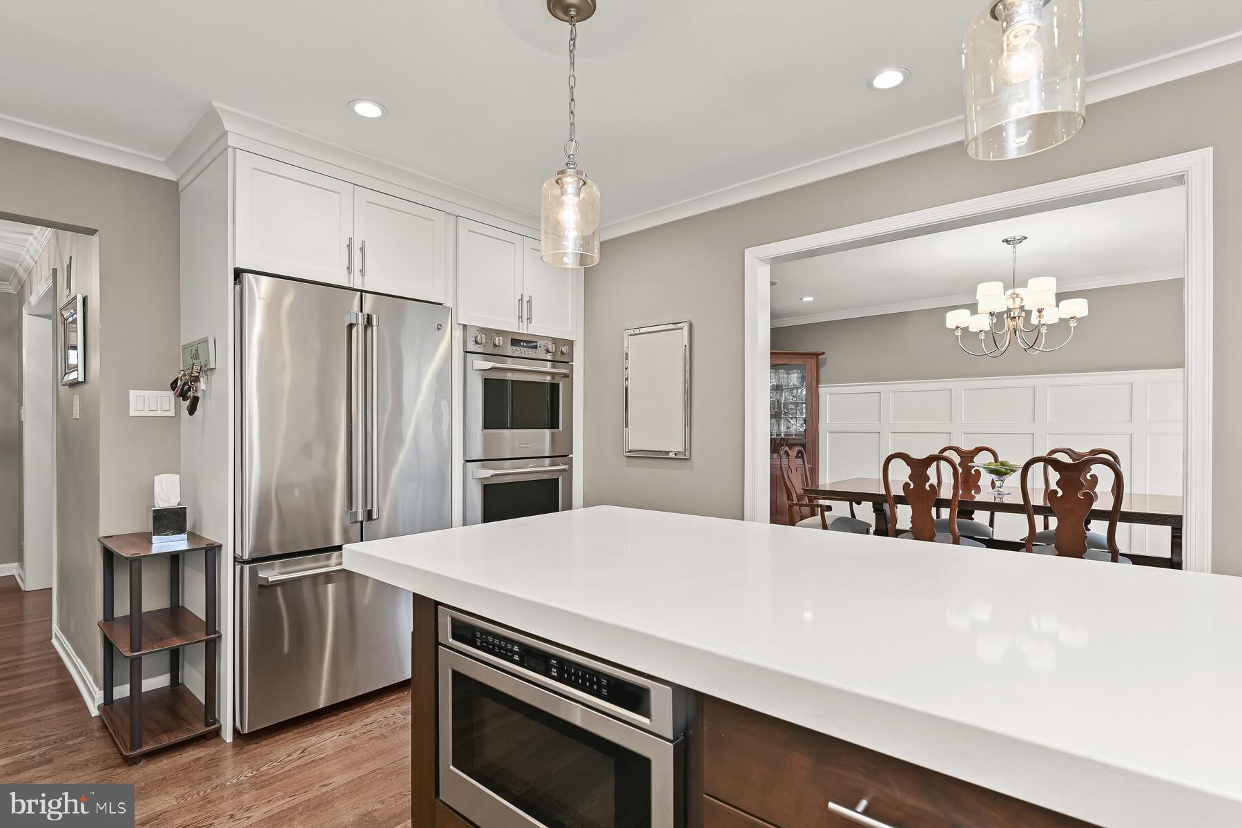 5404 Ridgefield Road Bethesda, MD 20816 - Photo 16 of 41 Kitchen, upgraded Appliances, under cabinet Micro