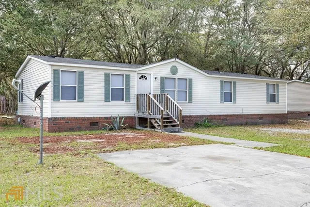 a view of a house with backyard