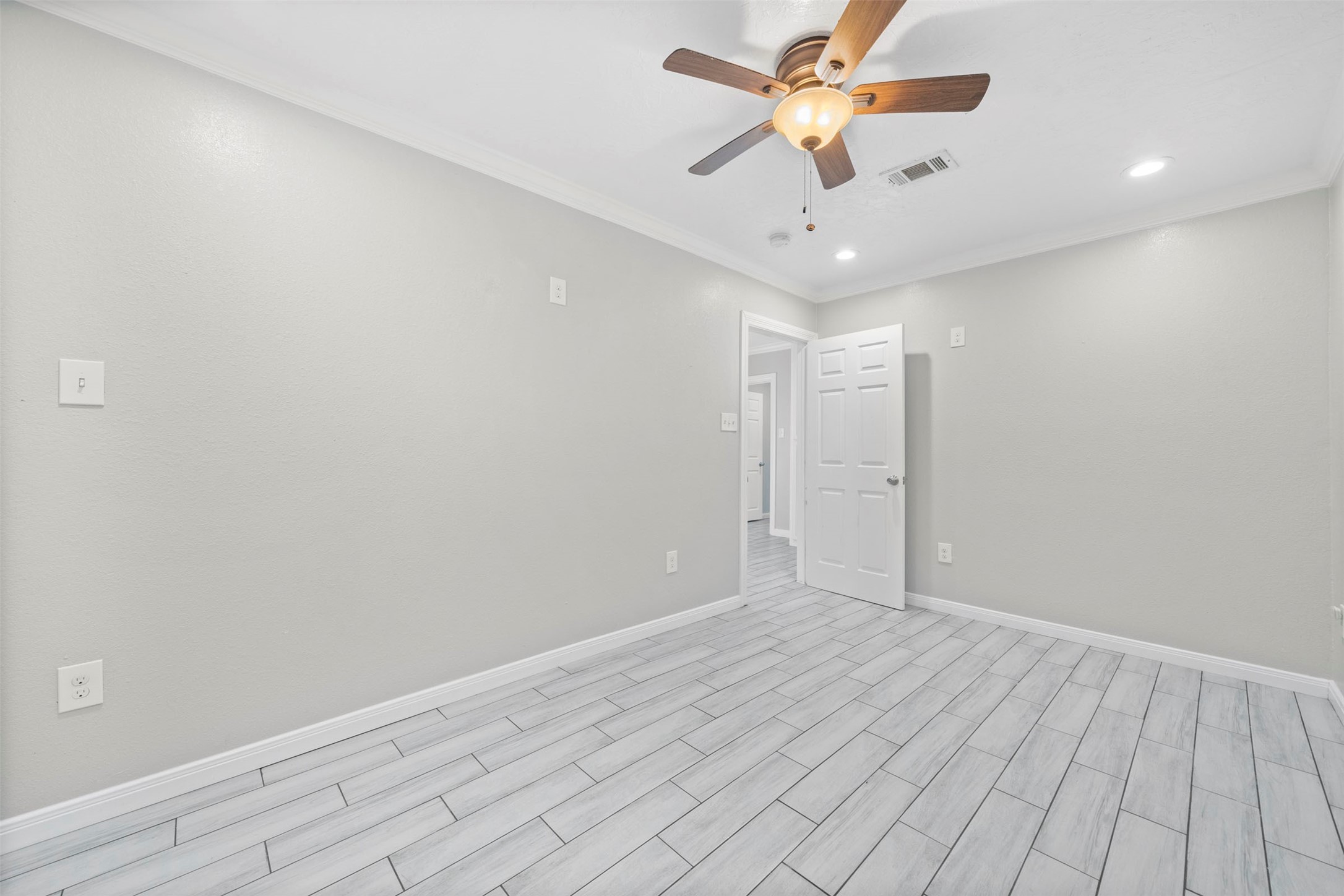 7941 Goode Street Houston, TX 77012 - Photo 14 of 26 a view of an empty room