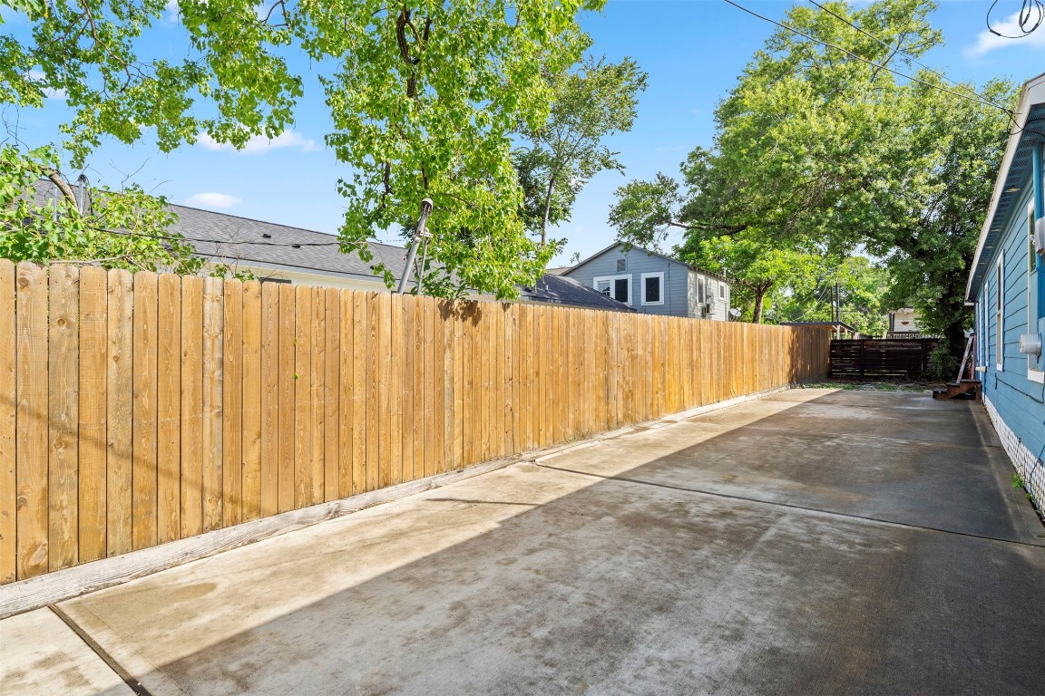 7941 Goode Street Houston, TX 77012 - Photo 25 of 26 a view of a backyard with a cabin and a chair