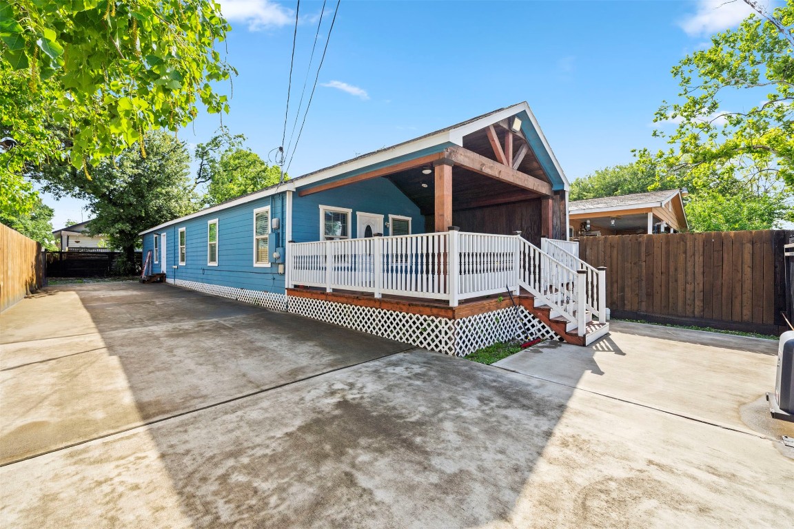 7941 Goode Street Houston, TX 77012 - Photo 3 of 26 a view of backyard of house with wooden fence