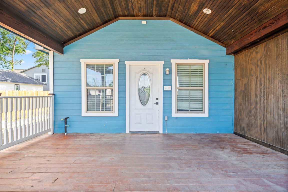 7941 Goode Street Houston, TX 77012 - Photo 4 of 26 a front view of a house with garden