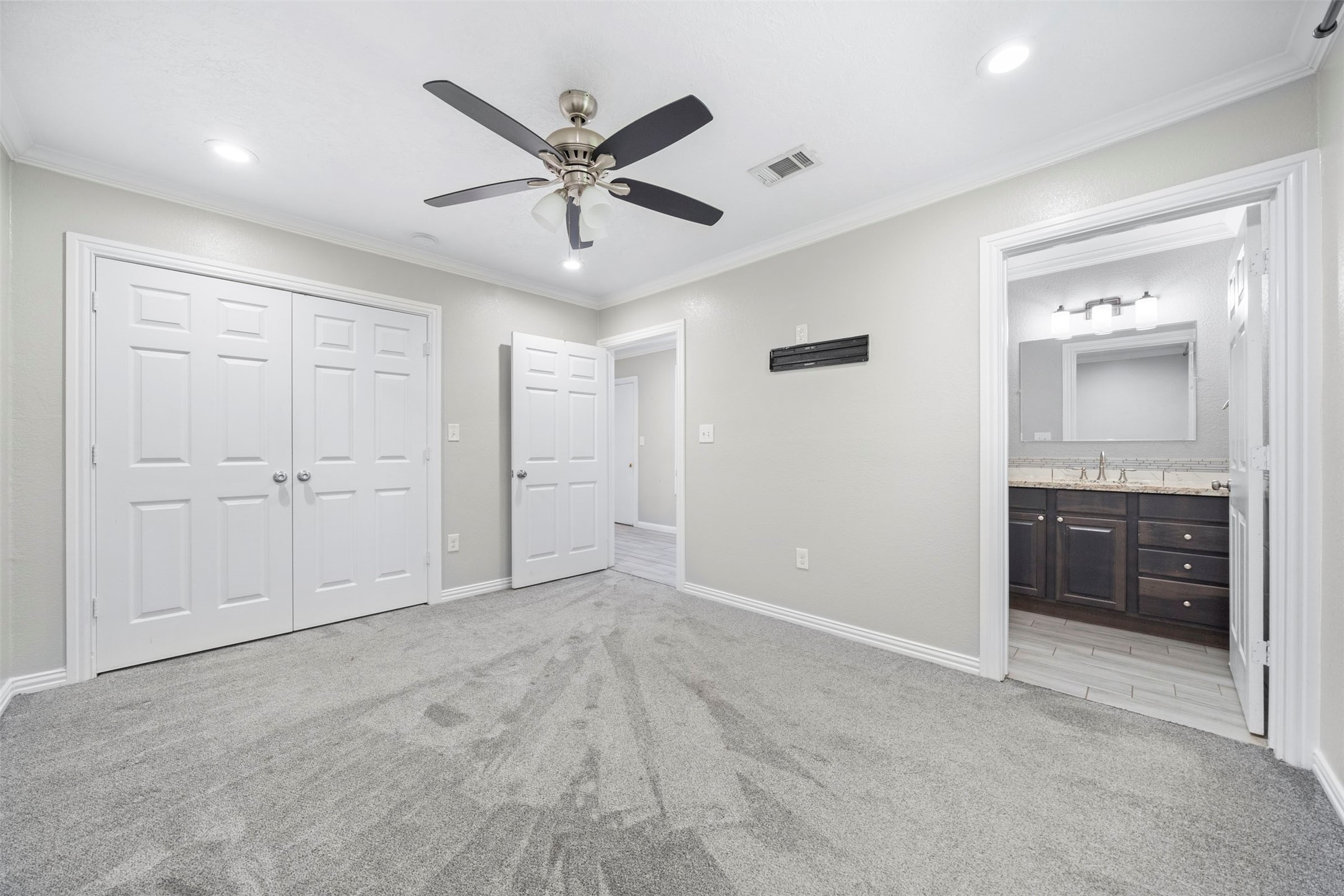 7941 Goode Street Houston, TX 77012 - Photo 7 of 26 an empty room with closet and a sink