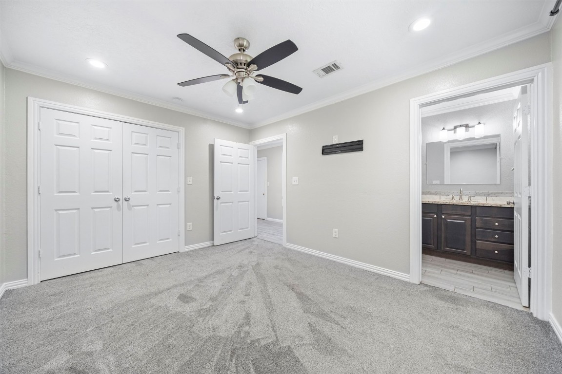7941 Goode Street Houston, TX 77012 - Photo 7 of 26 an empty room with closet and a sink