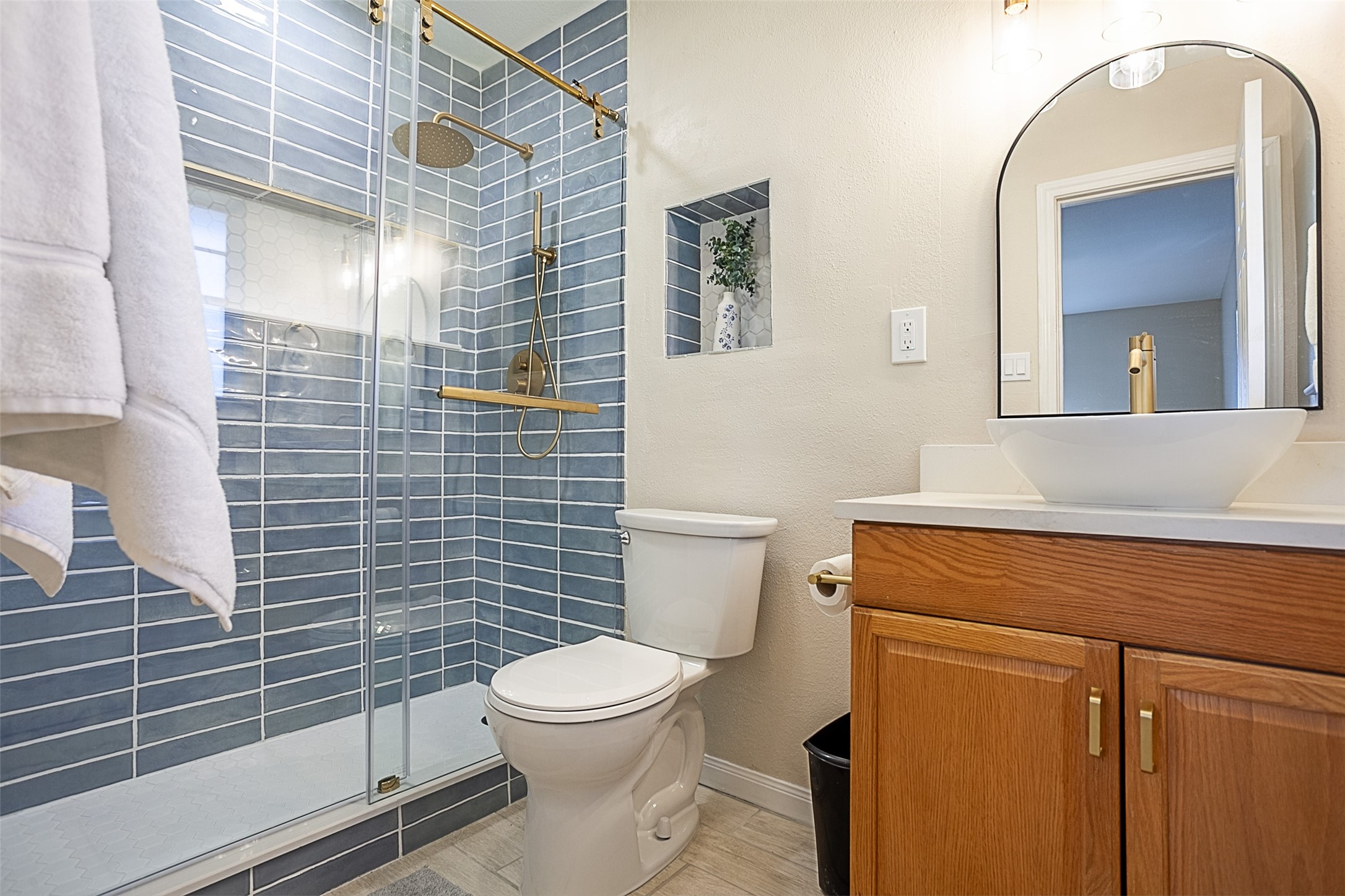3381 Carpenter Road Orange, TX 77630 - Photo 14 of 29 a bathroom with a toilet a sink and mirror