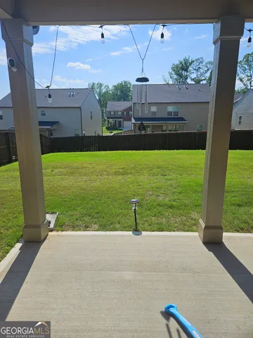 a view of a back yard