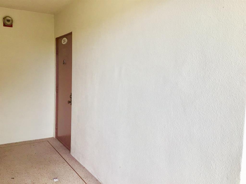 204 Preston Way, Unit 204 Boca Raton, FL 33434 - Photo 24 of 31 a view of a elevator and mirror