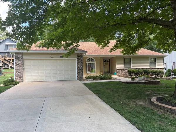 $400,000 | 8639 Greenway Lane, Lenexa, KS 66215