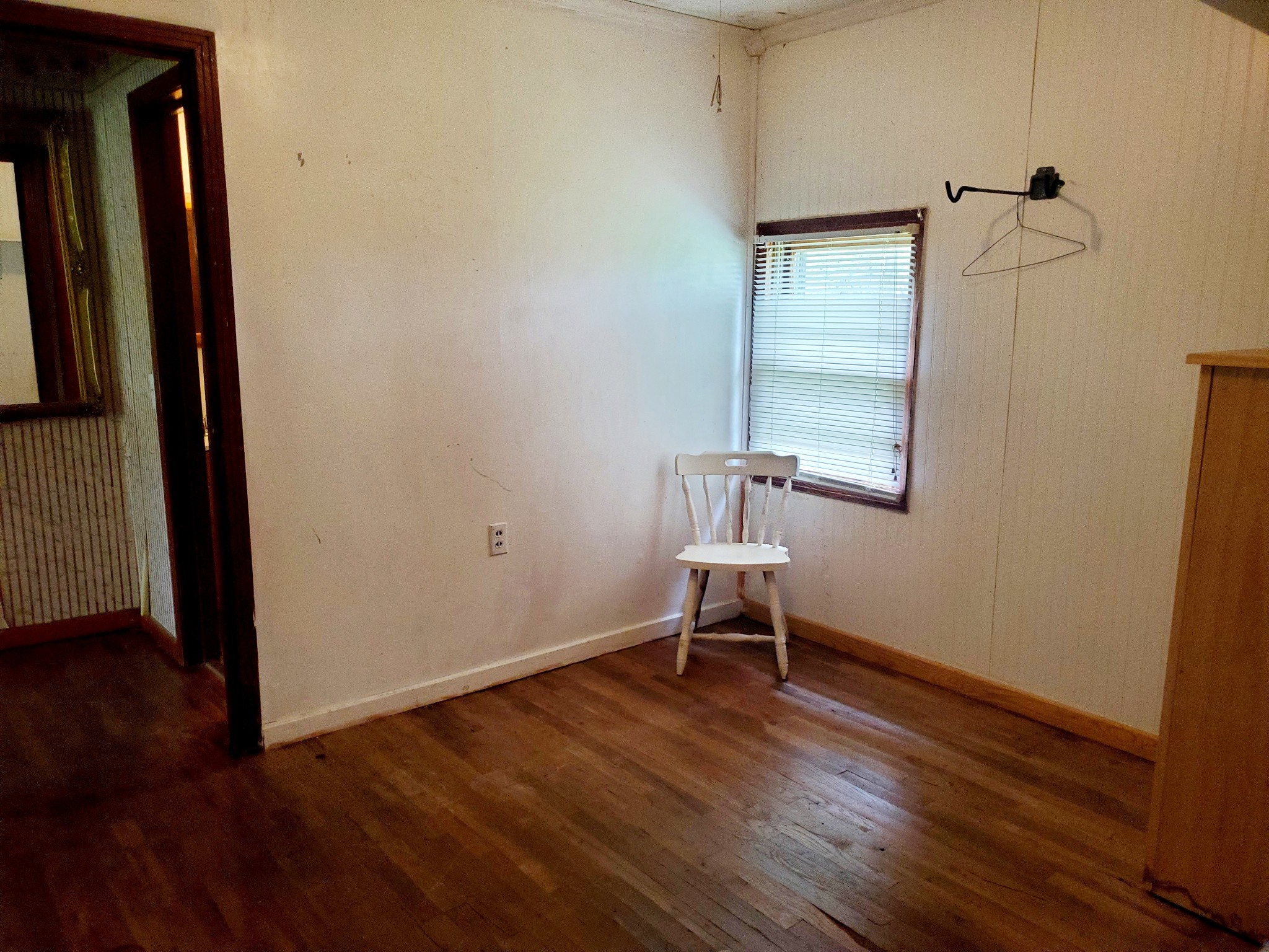 8340 Austin Bottom Road Baxter, TN 38544 - Photo 25 of 32 a view of a room with wooden floor lounge chair and windows