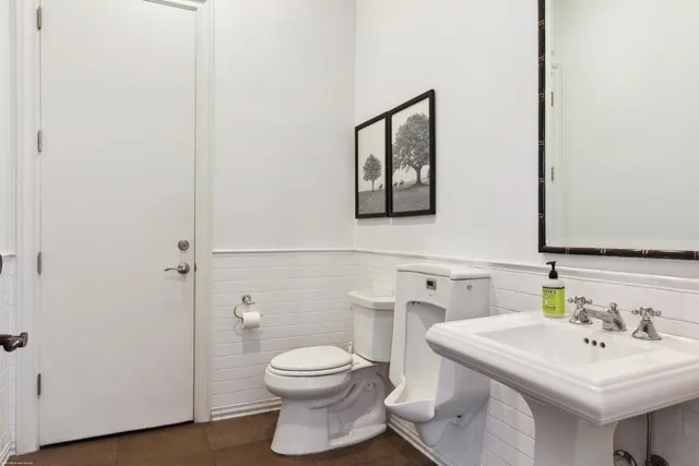 a sign that is sitting in the middle of a yard