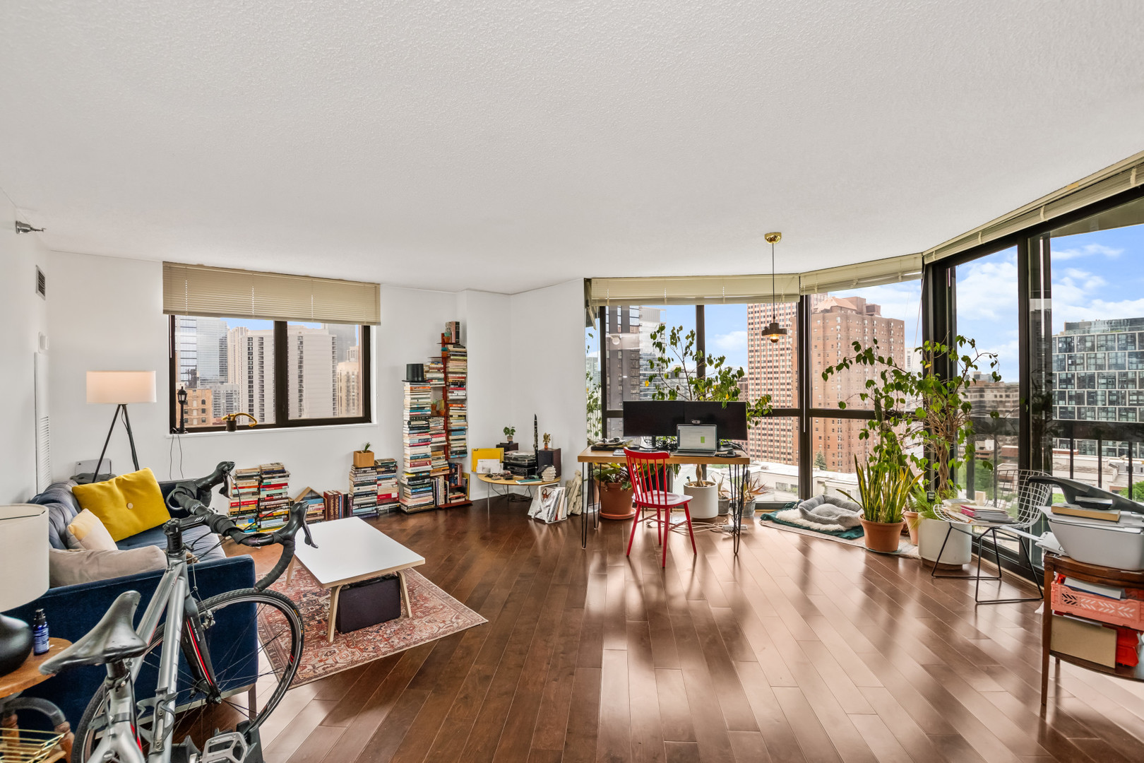 33 West Delaware Place, Unit 22J Chicago, IL 60610 - Photo 2 of 15