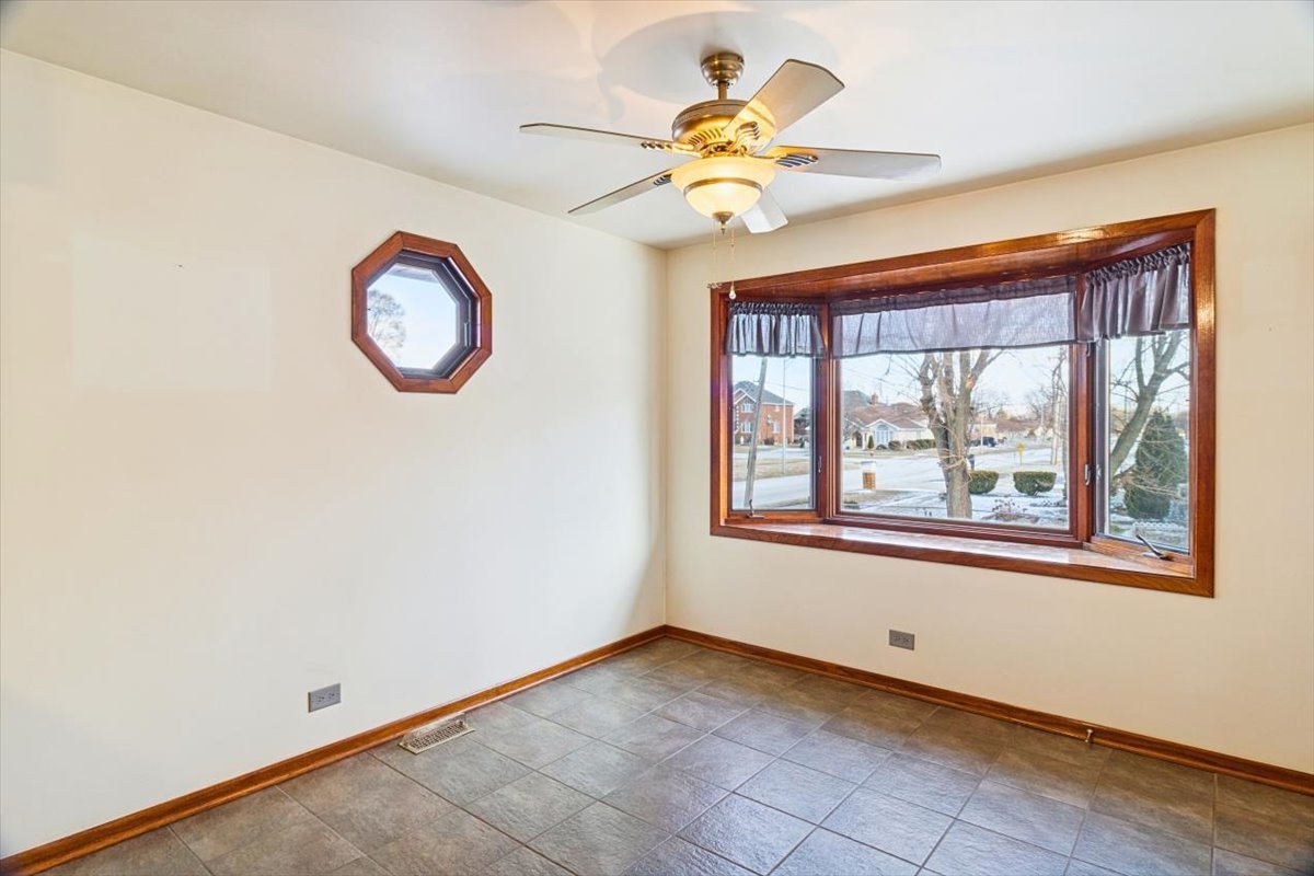 8301 Normandy Avenue Burbank, IL 60459 - Photo 13 of 15