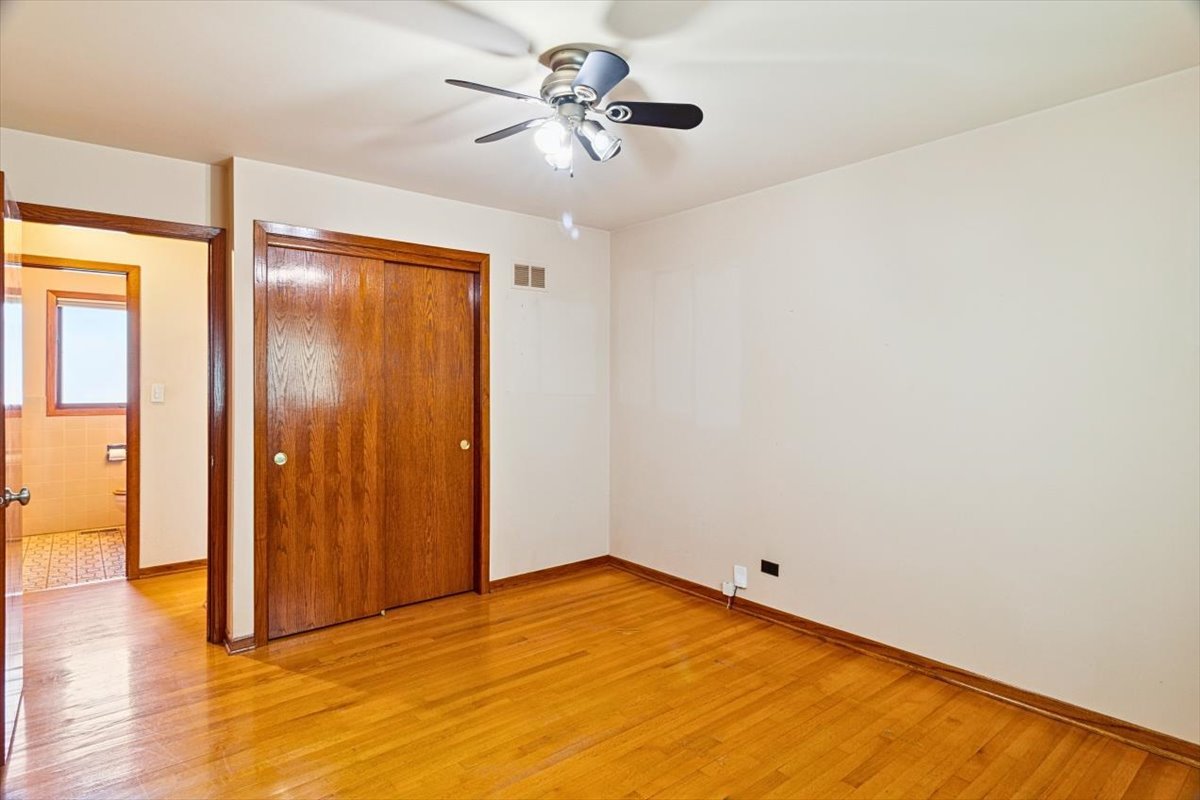 8301 Normandy Avenue Burbank, IL 60459 - Photo 3 of 15