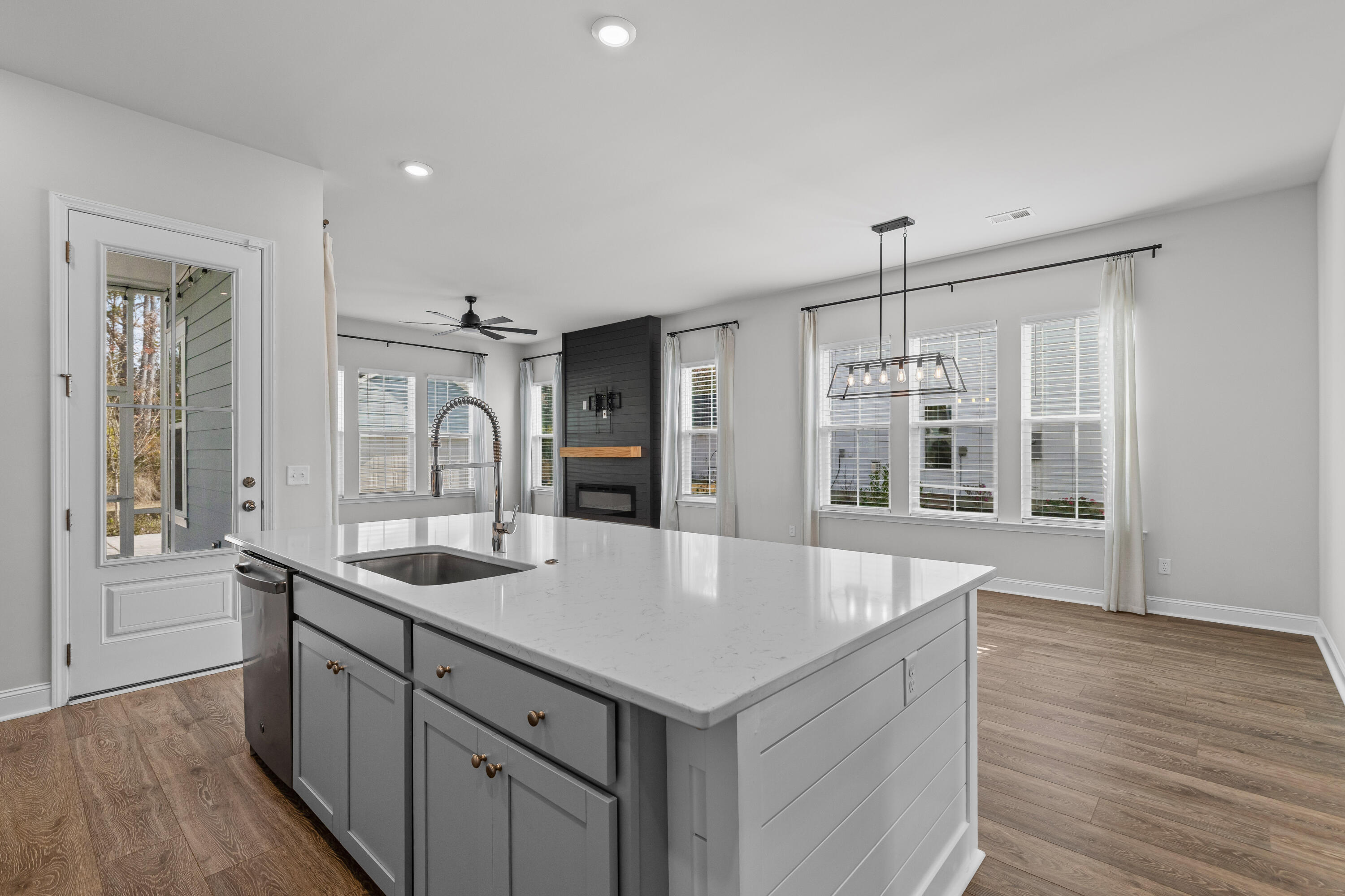 385 Woodgate Way Summerville, SC 29485 - Photo 11 of 45 Large Quartz Island