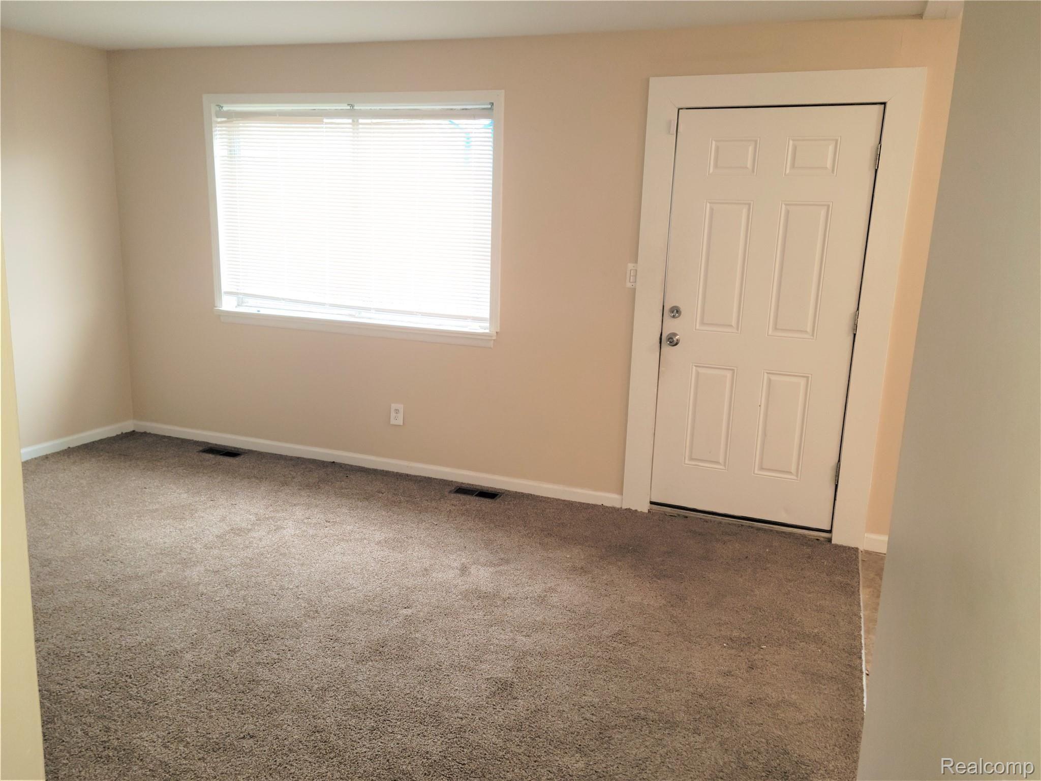 163 West Kennett Road Pontiac, MI 48340 - Photo 4 of 17 living room