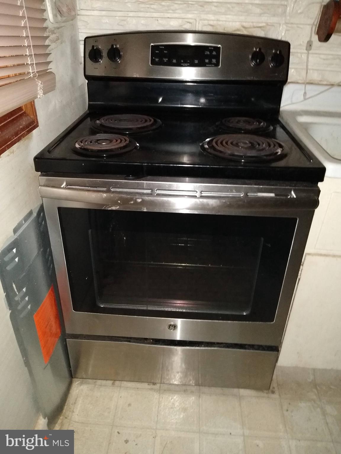 715 River Road Dover, DE 19901 - Photo 3 of 12 Newer stove