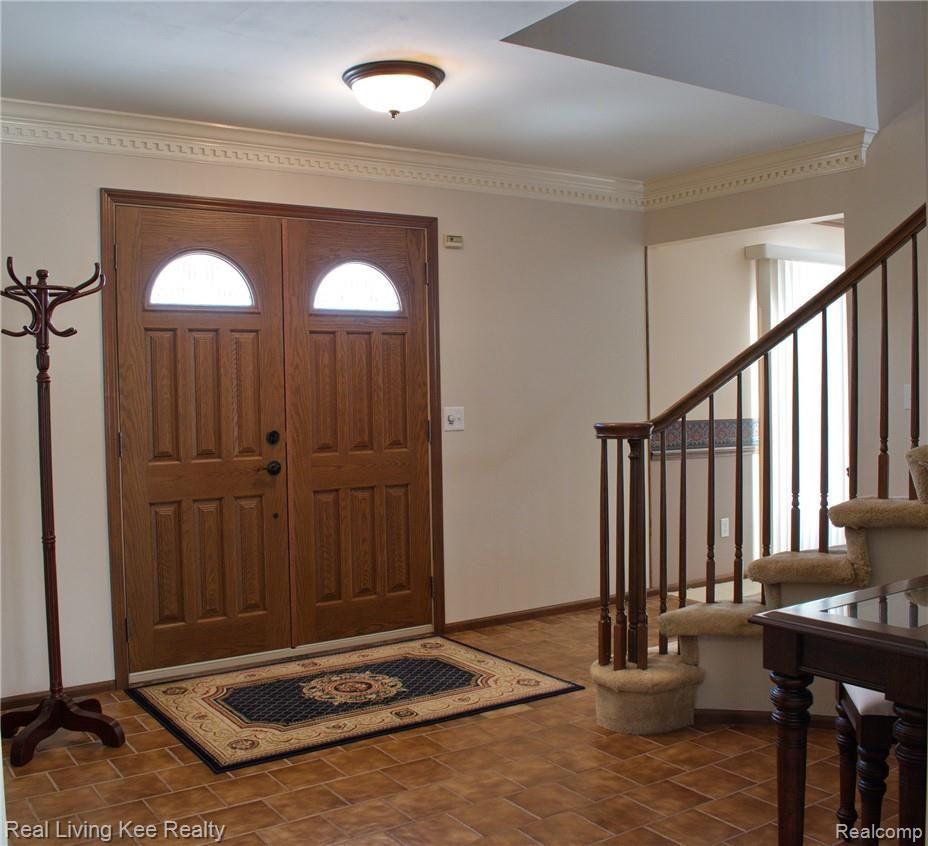 613 Snowmass Drive Rochester, MI 48309 - Photo 2 of 27 Foyer 1.jpg