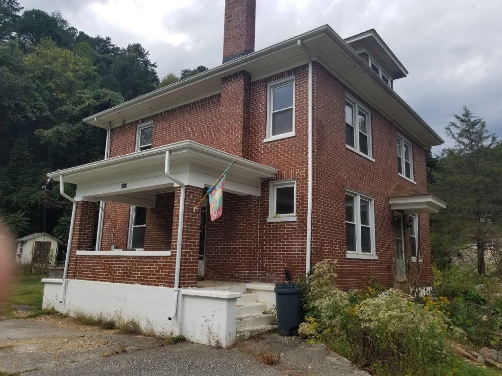 5913 Brethren Road Roanoke, VA 24014 - Photo 1 of 17 a front view of a house with a yard