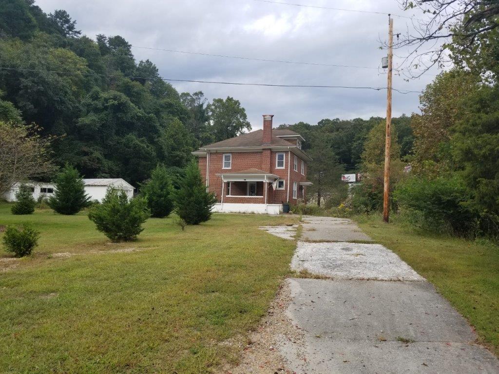 5913 Brethren Road Roanoke, VA 24014 - Photo 3 of 17 a front view of a house with a garden