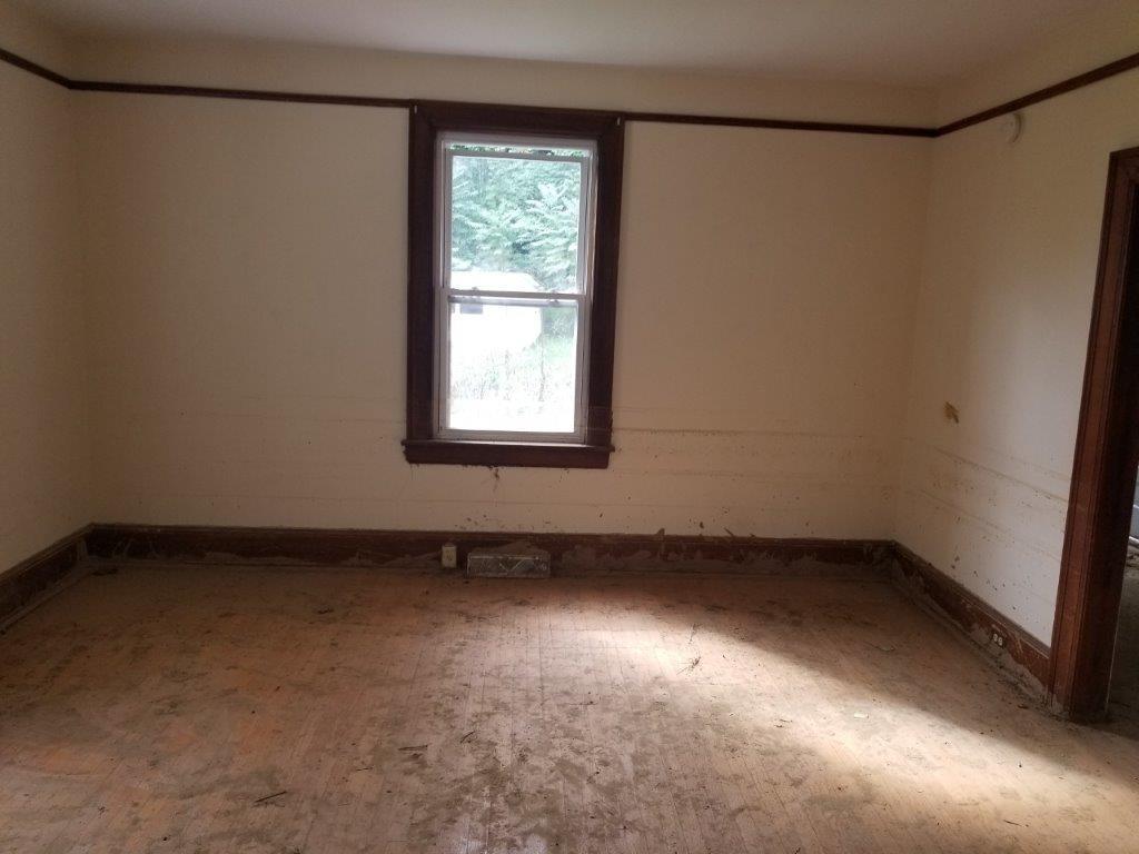 5913 Brethren Road Roanoke, VA 24014 - Photo 6 of 17 an empty room with a window
