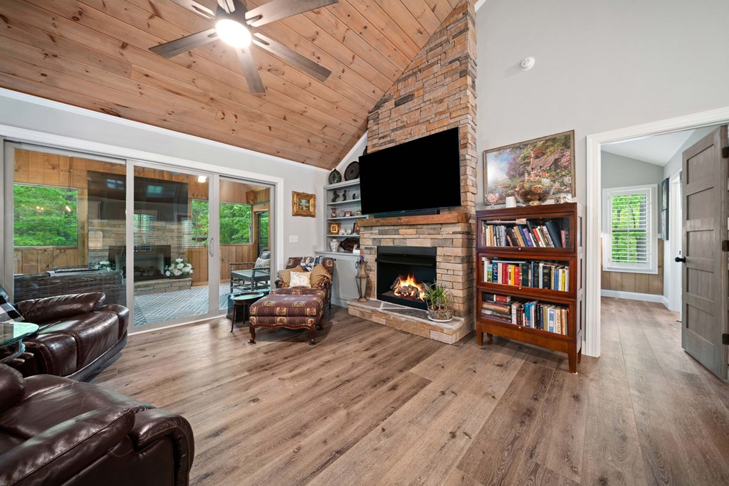 20 Mohawk Trail Ellijay, GA 30540 - Photo 16 of 84 Open living area